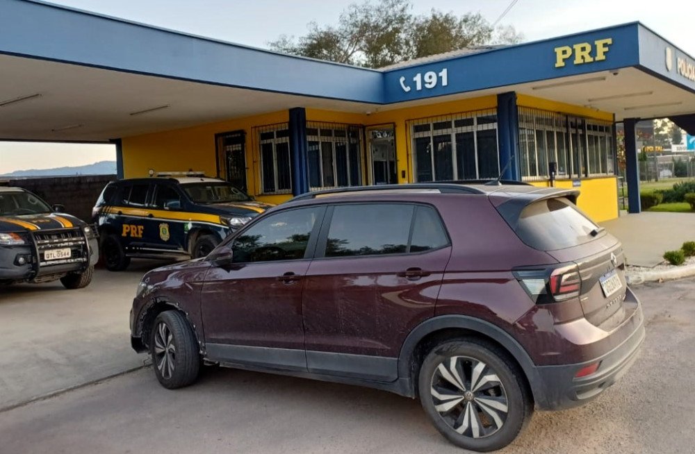 Jovem é preso por porte ilegal de arma e receptação ao ser flagrado dirigindo carro furtado em Rio do Sul