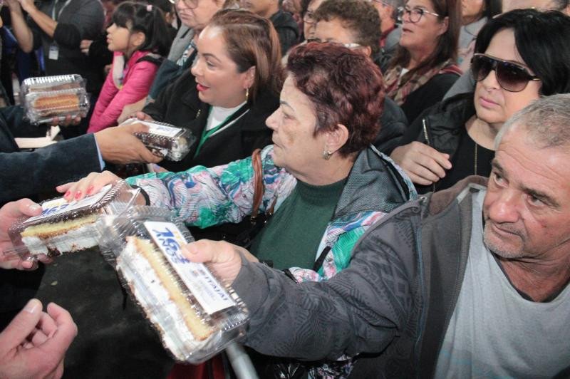 Itajaí celebra 164 anos com distribuição de 5 mil fatias de bolo para a população