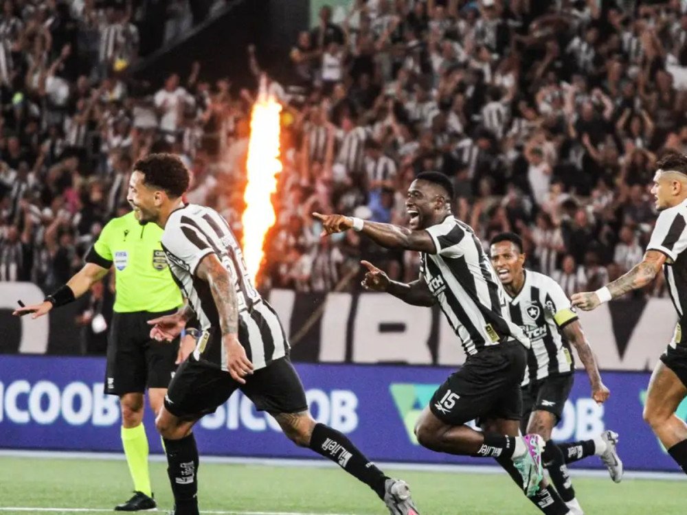 Botafogo derrota Fluminense e assume a liderança do Brasileiro