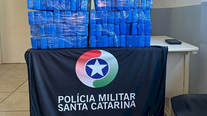 Carro em guincho carregava mais de 130kg de maconha; apreensão ocorreu em cidade do oeste catarinense