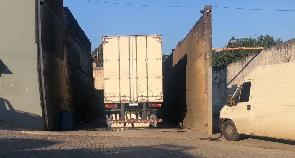 Cabine de caminhão cai sobre mecânico em Blumenau; bombeiros foram acionados