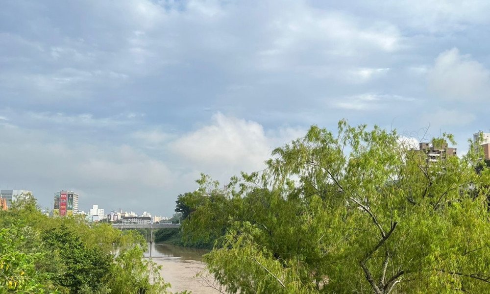 Sol aparece entre nuvens nesta quinta-feira em Blumenau