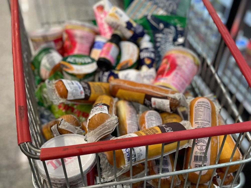 Procon de Indaial apreende produtos vencidos e estragados em supermercados