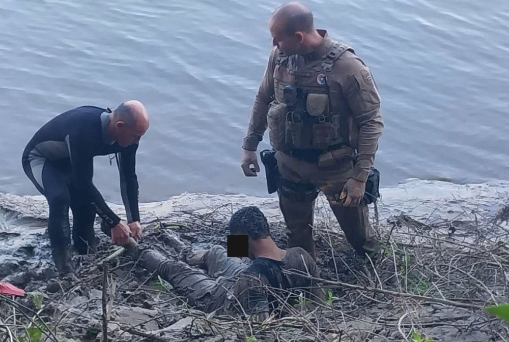 Homem fica atolado na margem do rio depois de fugir da polícia para não ser preso