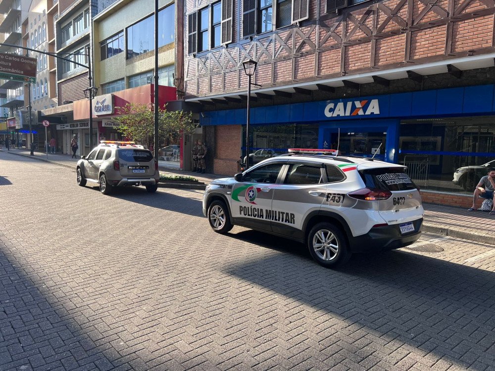 Polícia Militar busca neste momento criminoso que teria roubado R$25mil no Centro de Blumenau