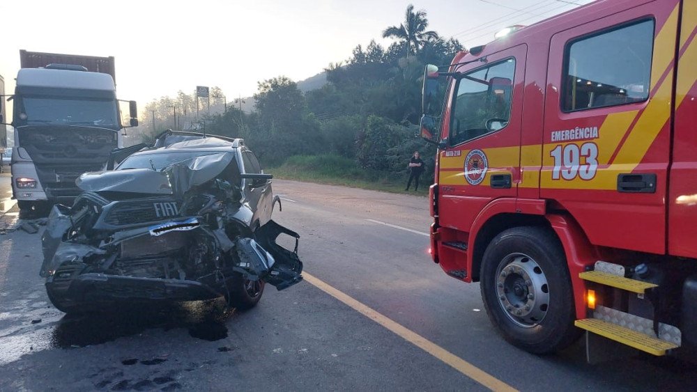 Fotos: mulher fica ferida em engavetamento na BR-470, em Blumenau