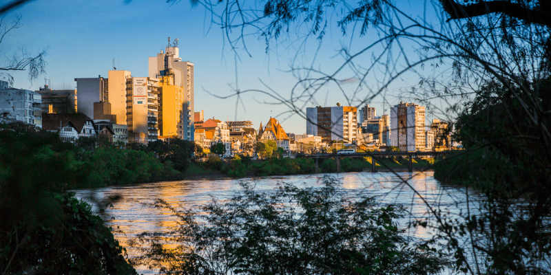 Domingo será de sol e calor em Blumenau