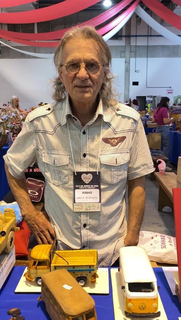 Fotos: Morador de Blumenau faz réplicas de veículos em miniatura com madeira