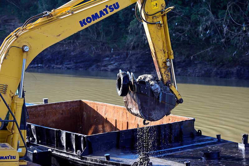 Fotos: pedras, areia, árvores e lixo são retirados do leito do rio Itajaí-Açu durante dragarem
