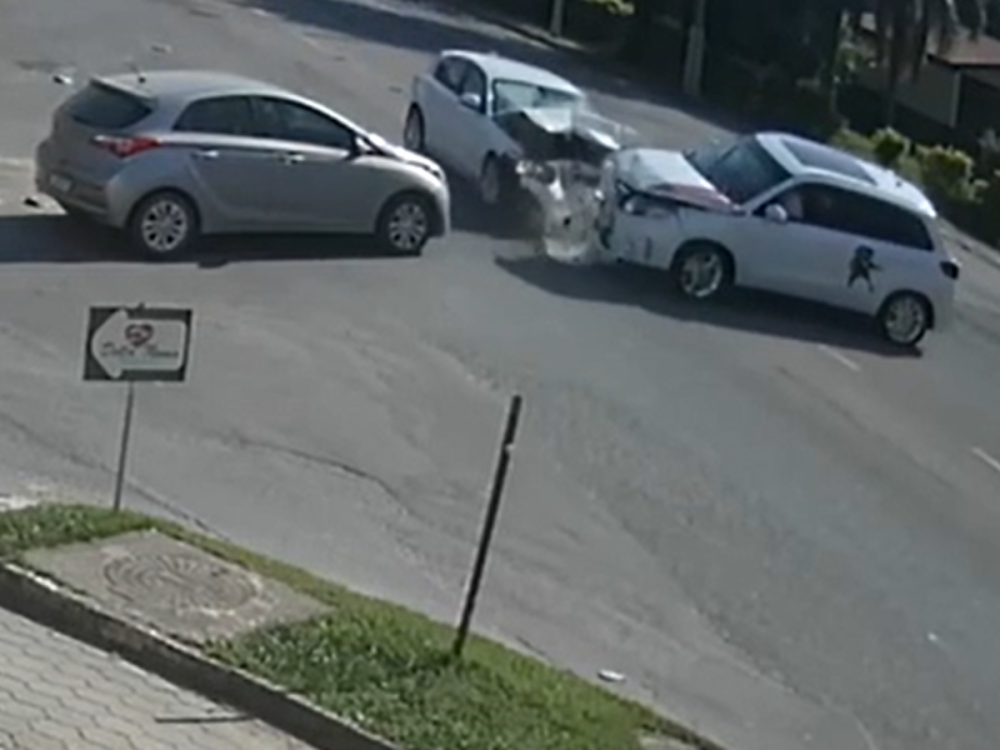 Desatenção? Câmera de segurança flagra acidente de trânsito em Blumenau que deixou homem de 88 anos ferido