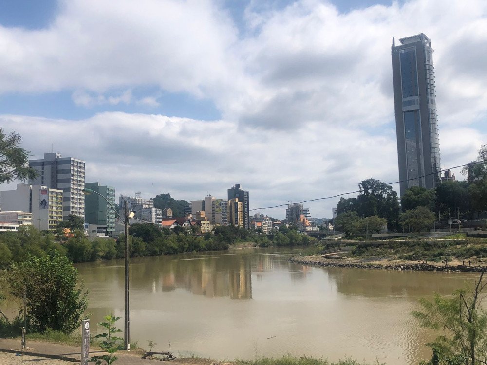 Sol aparece entre nuvens em Blumenau nesta terça-feira