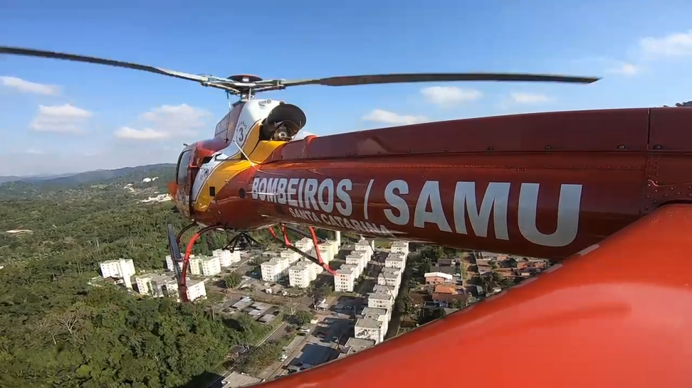 Vídeo: Helicóptero dos bombeiros resgata homem perdido em mata em Blumenau