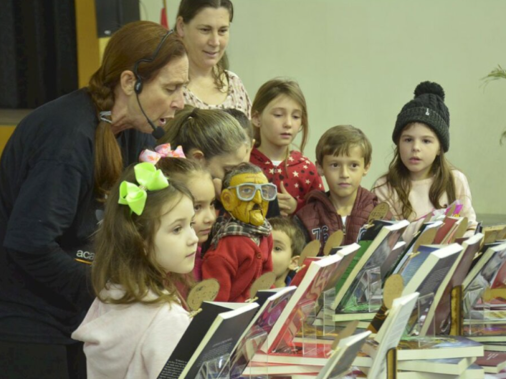 Rio dos Cedros promove 3ª Feira do Livro com palestra de autores renomados e interação entre escritores e estudantes