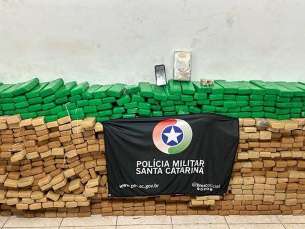 Polícia Militar apreende mais de 670 quilos de maconha e cocaína em oficina