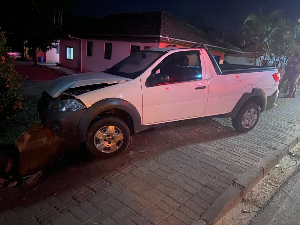 Motorista é levado ao hospital após bater carro em muro em Indaial
