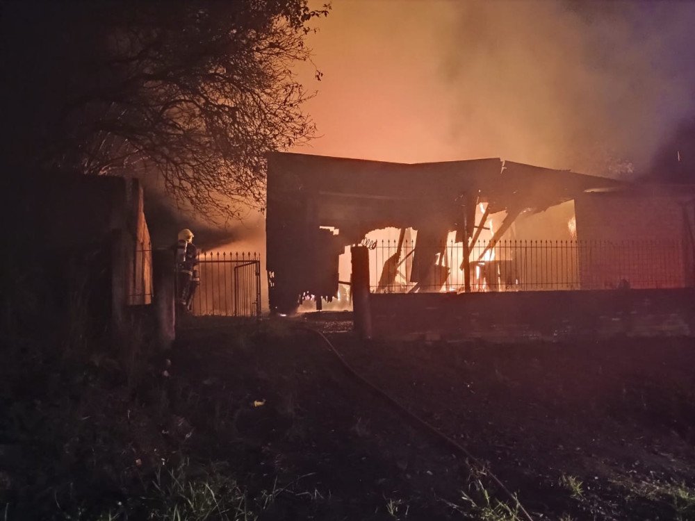 Incêndio destrói casa abandonada em Pouso Redondo