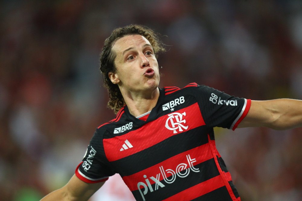 Flamengo arranca vitória sobre o Bahia para liderar o Brasileiro