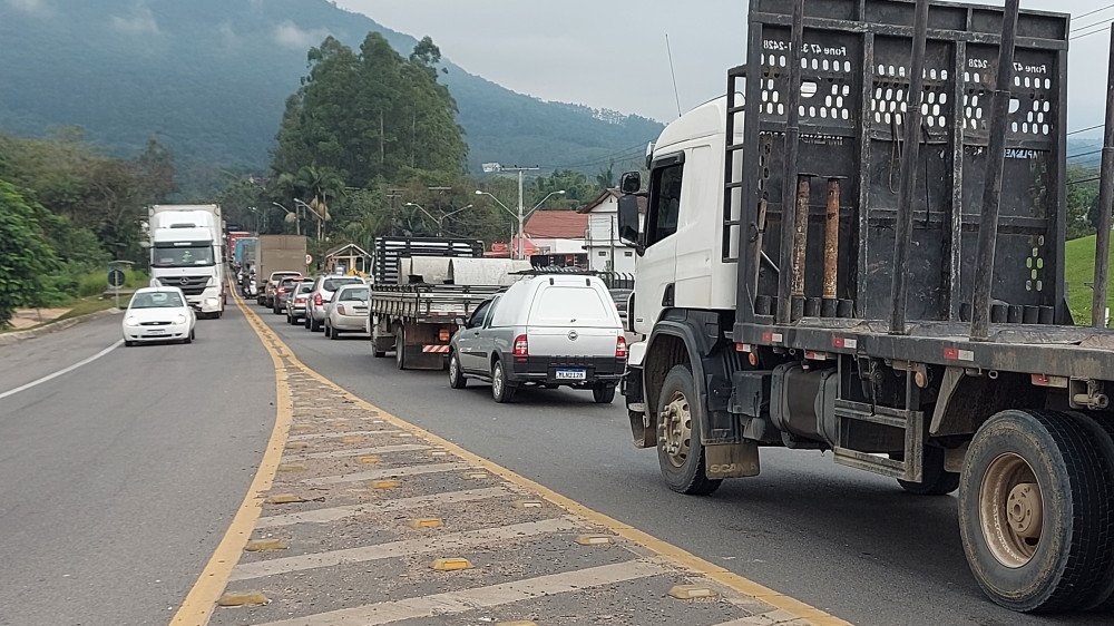 Motoristas enfrentam trânsito lento na BR-470 em Ascurra devido a obras de recuperação asfáltica