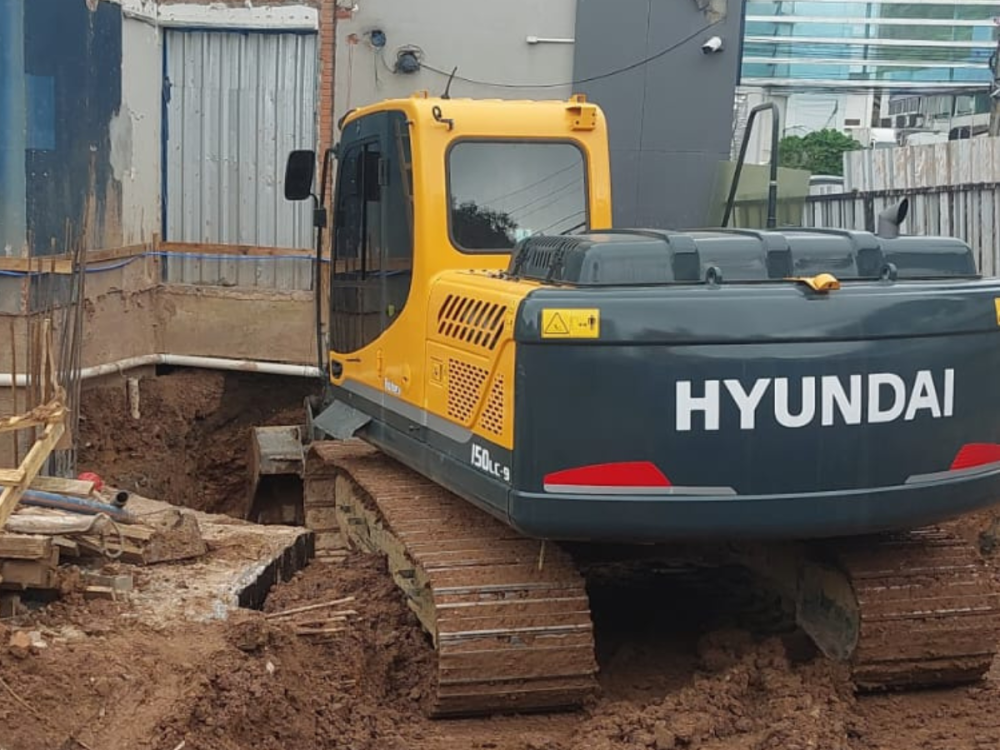 Deslizamento de terra atinge trabalhador durante obra no centro de Blumenau