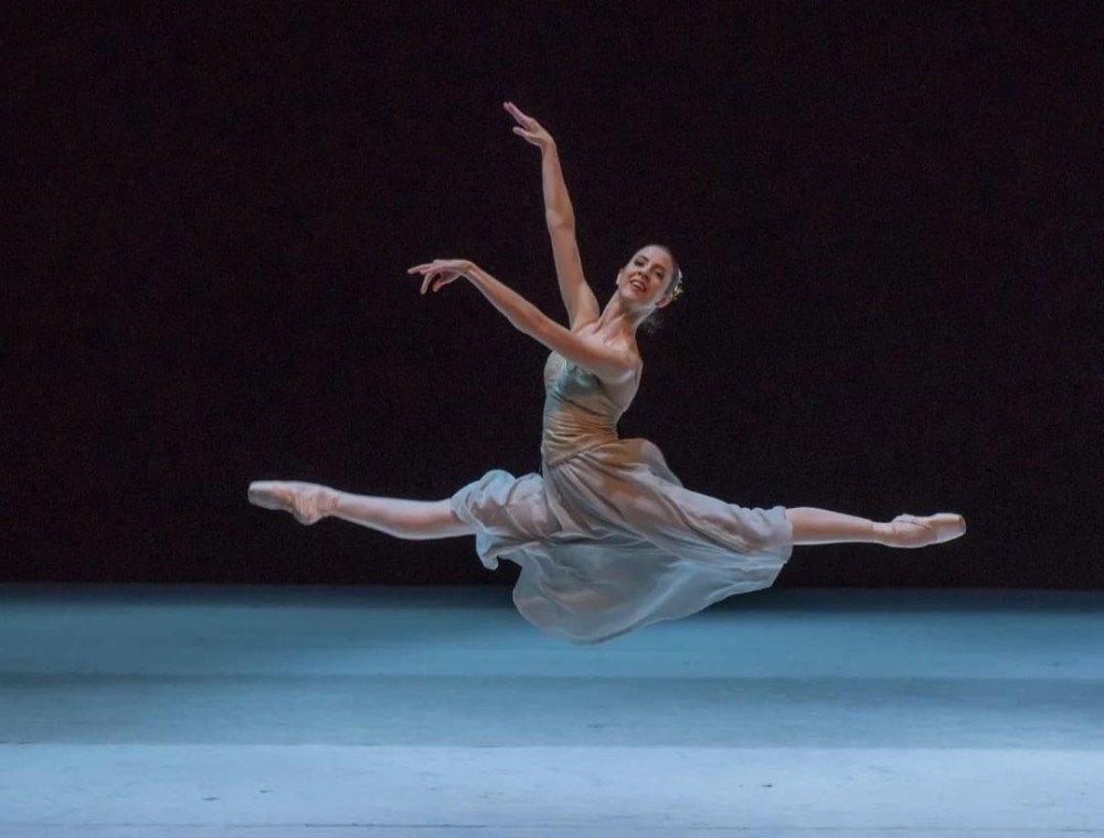 Fotos: bailarina de Blumenau faz sucesso em um dos maiores teatros da América Latina