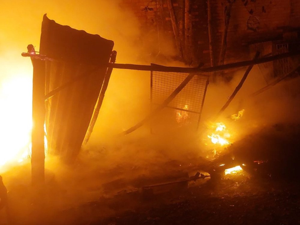 Incêndio atinge depósito de materiais de um supermercado em Blumenau neste sábado