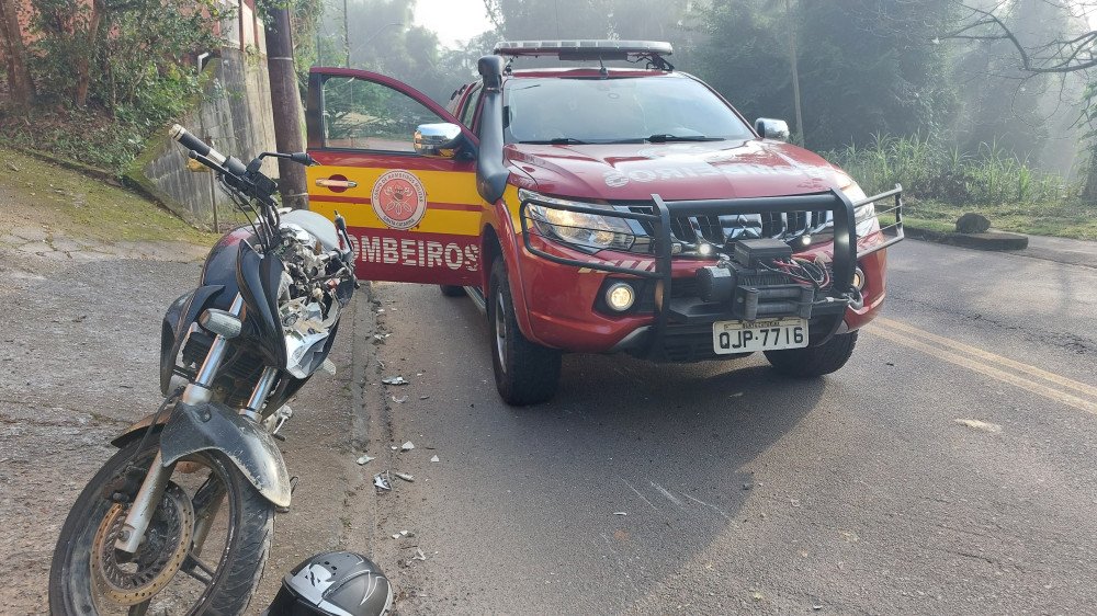 Motociclista fica gravemente ferido após bater contra poste em Blumenau