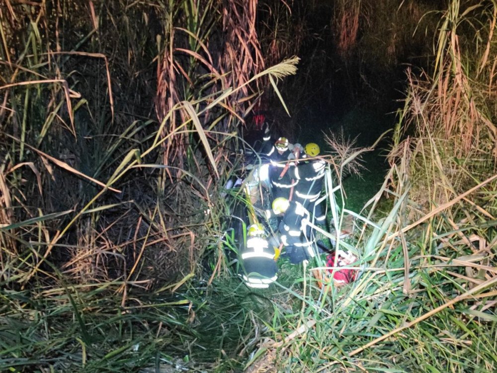 Bombeiros resgatam idoso preso em veículo após acidente em Gaspar