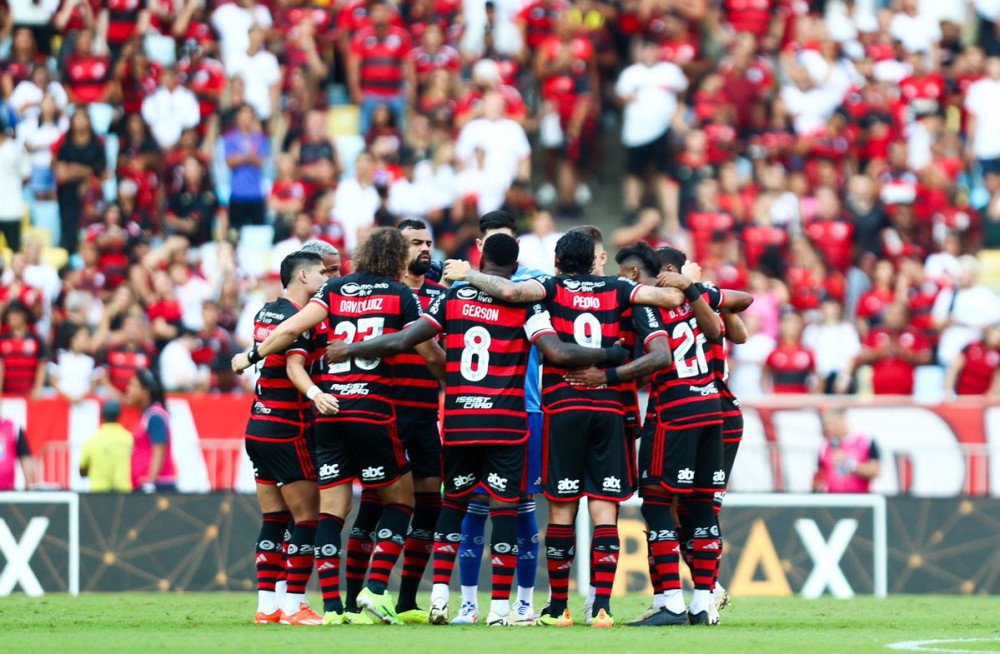 Flamengo bate Flu com gol de pênalti e segue líder do Brasileirão