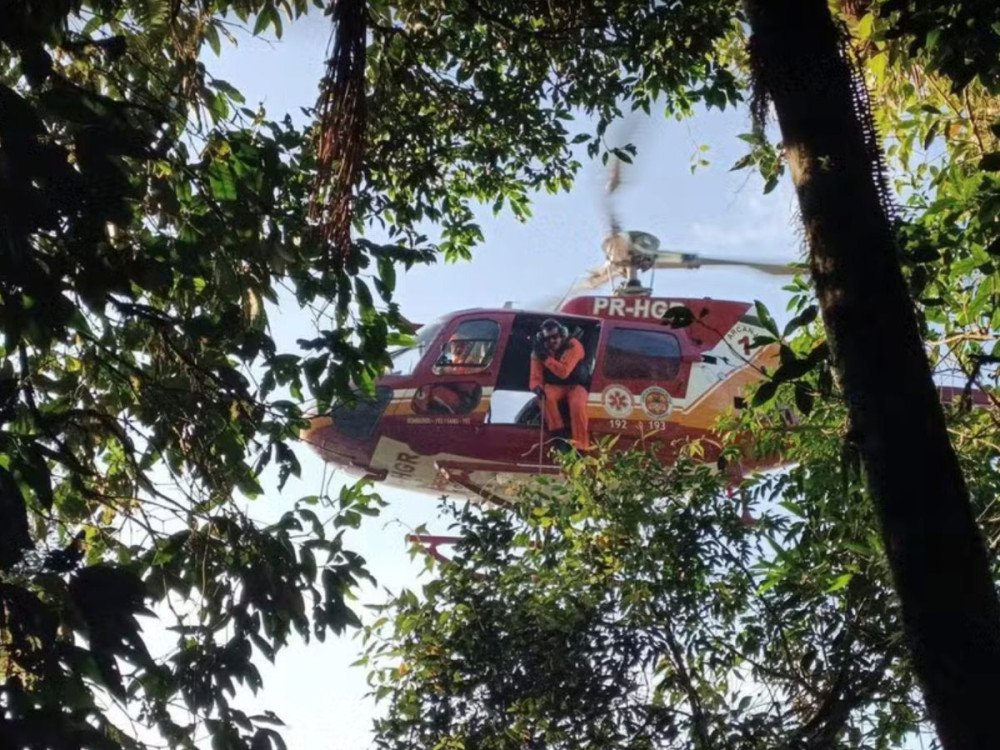 Vídeo: Dupla precisa ser resgatada de helicóptero durante trilha no Morro do Baú, em Ilhota