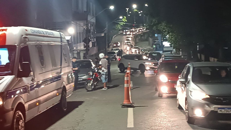 Blitz em Blumenau resulta em 39 autuações e apreensão de carro com drogas