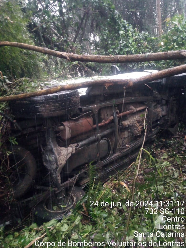 Capotamento deixa duas pessoas feridas na BR-470 em Lontras