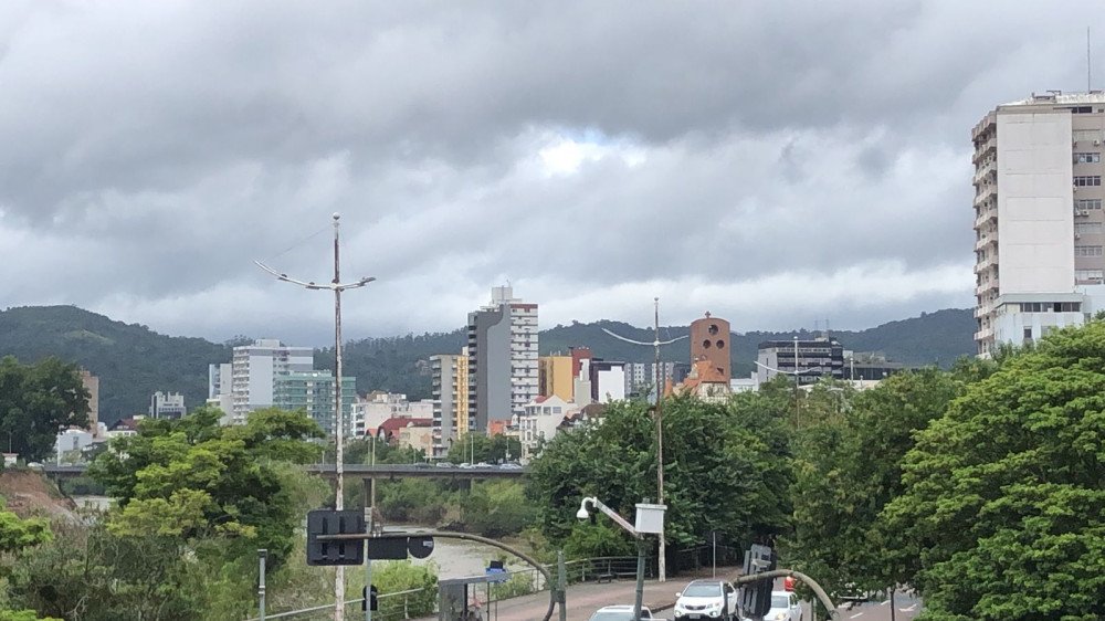 Circulação marítima deixa tempo nublado em Blumenau nesta terça
