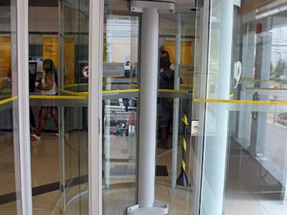 Vereadores aprovam flexibilização de portas de segurança em agências e postos de serviços bancários de Blumenau