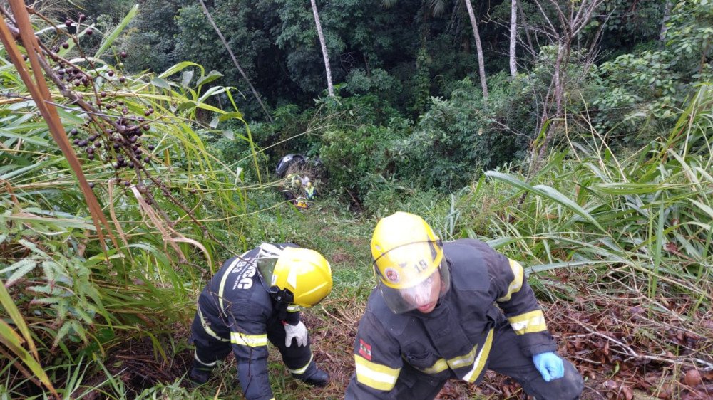 Carro cai em ribanceira em Blumenau, e motorista é resgatada