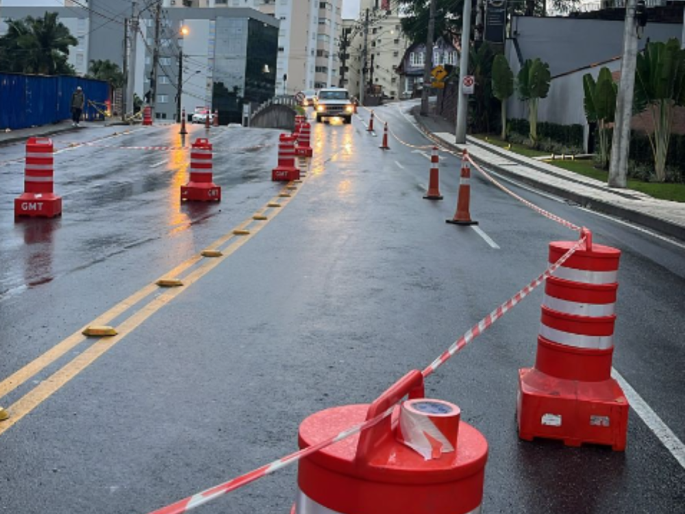 Trânsito de veículos na Rua Hermann Huscher na região central de Blumenau é modificado de forma temporária