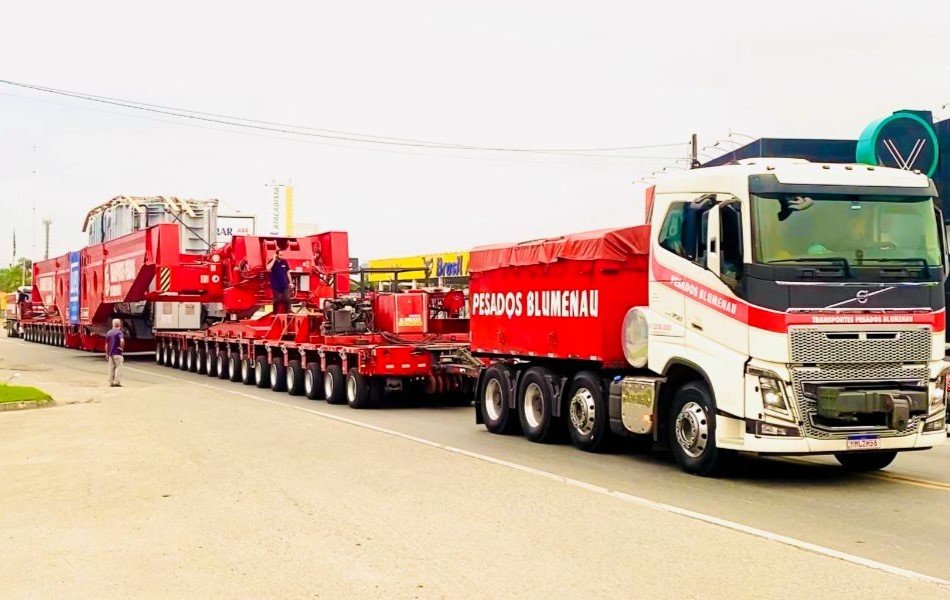 Transporte de carga 'gigante' trará lentidão na BR-470 e BR-101 nesta sexta