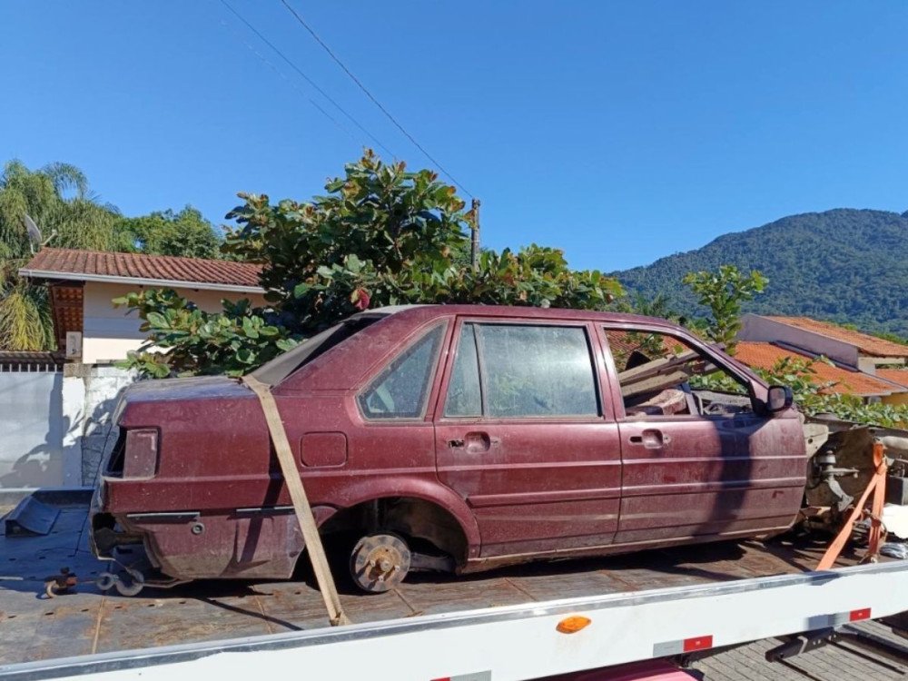 Carro deixado para pintura é desmanchado e peças são vendidas por latoeiro em Indaial