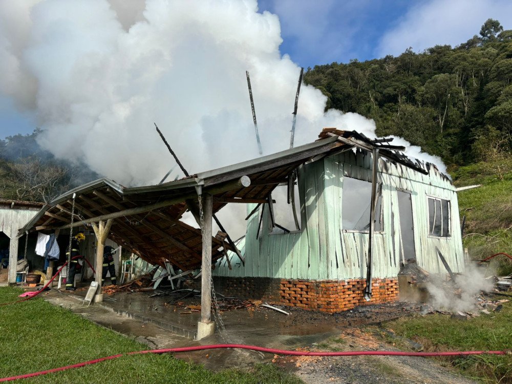 Incêndio destrói casa em Ituporanga na manhã desta segunda-feira