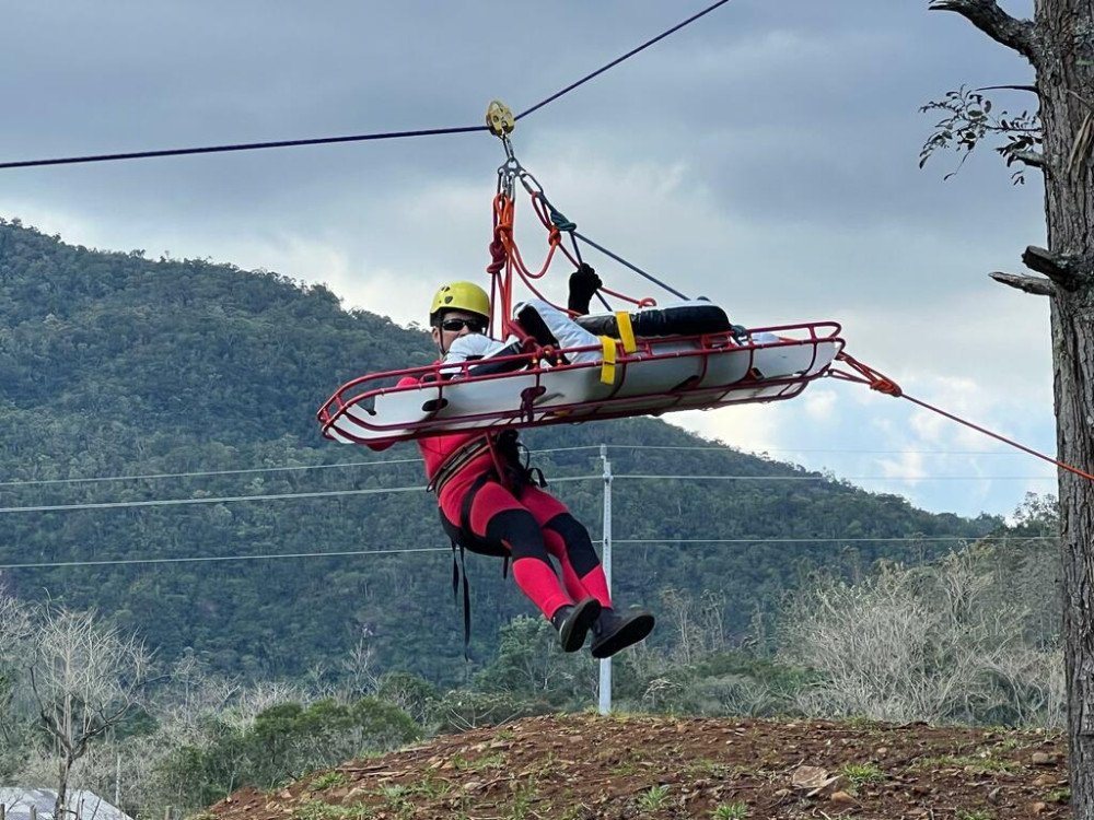 Bombeiros de SC realizam treinamento de salvamento em altura
