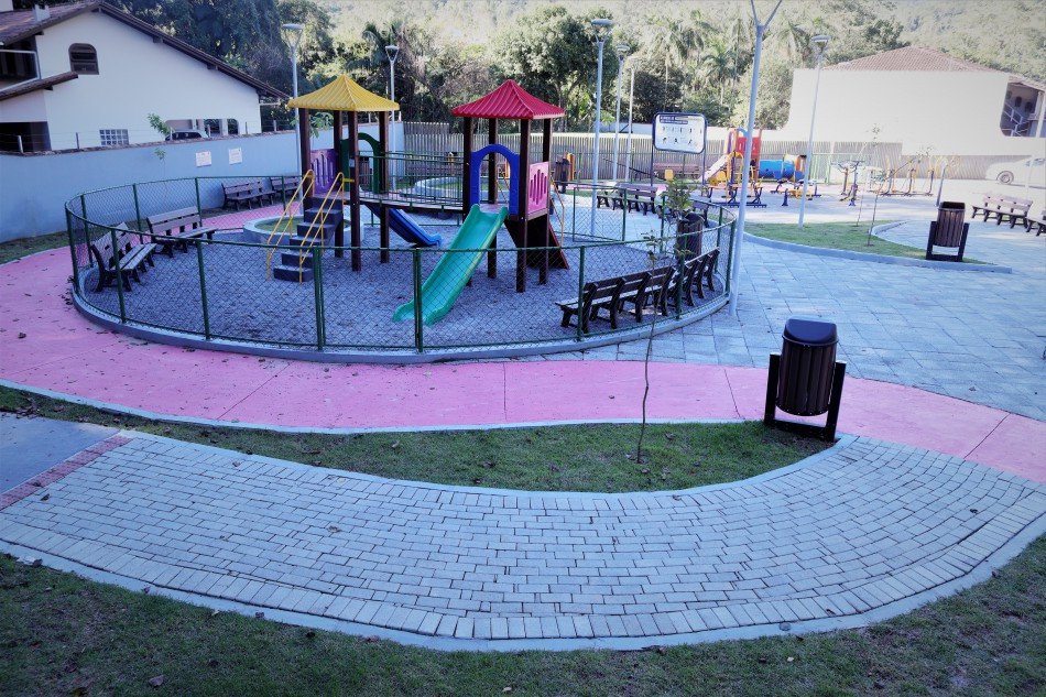 Nova praça entre os bairros Fidélis e Fortaleza Alta é concluída em Blumenau