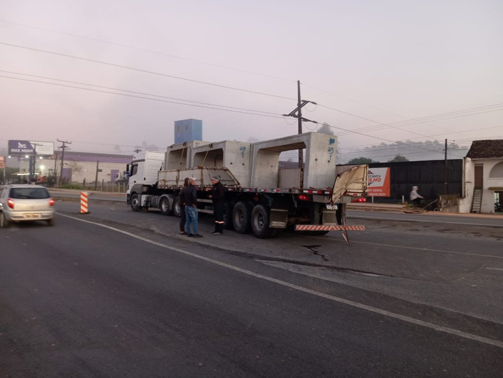 Peça de concreto cai de caminhão na BR-470 em Indaial e provoca congestionamento; veja fotos