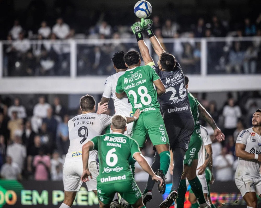 Chapecoense sofre derrota contra o Santos e fica mais perto da zona de rebaixamento