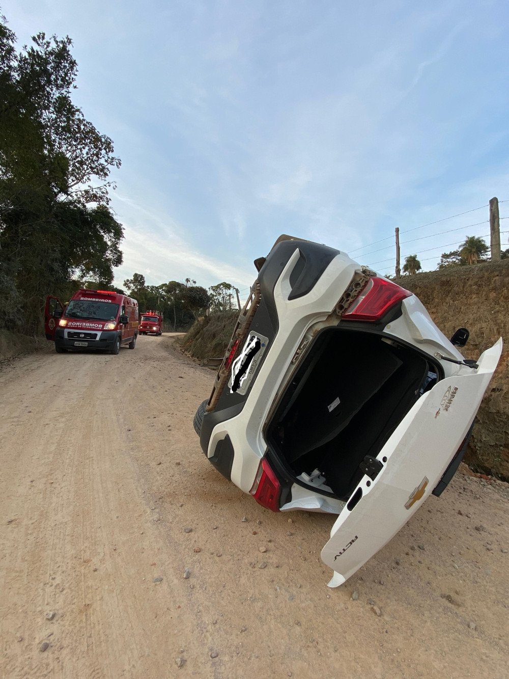 Capotamento de veículo é registrado em Ilhota