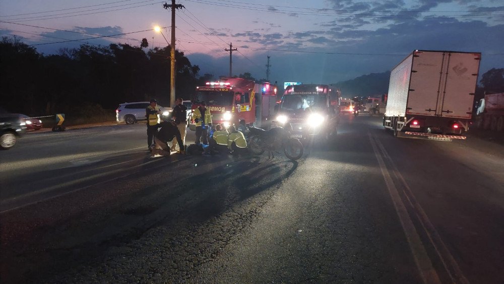 Acidente entre duas motos na BR-470 em Blumenau deixa três feridos