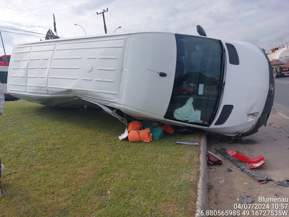 Acidente entre van e carreta deixa uma pessoa ferida em Blumenau