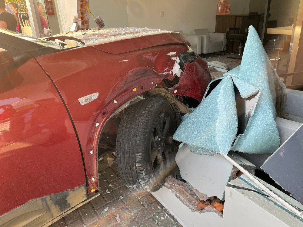 Mulher é atropelada por carro que invade salão de beleza em Indaial