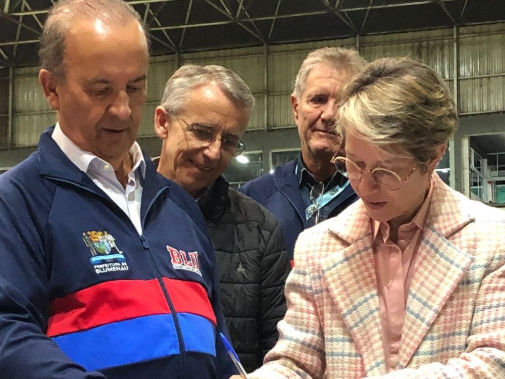 O Sesi é de Blumenau: governo de SC e prefeitura assinam termo de transferência do Sesi para o município