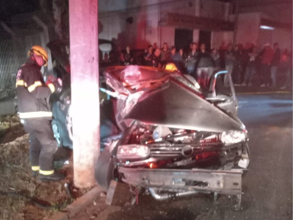 Carro bate em poste e deixa dois feridos no bairro Itoupava Norte, em Blumenau