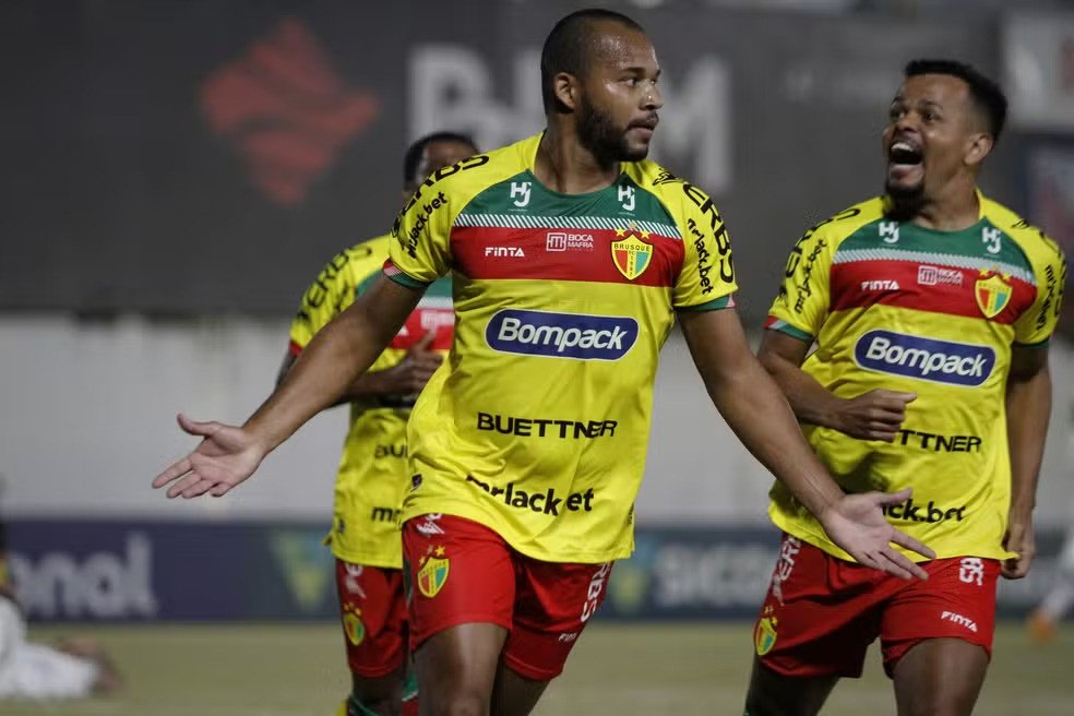 Tentando fugir do rebaixamento, Brusque entra em campo nesta sexta contra a Ponte Preta