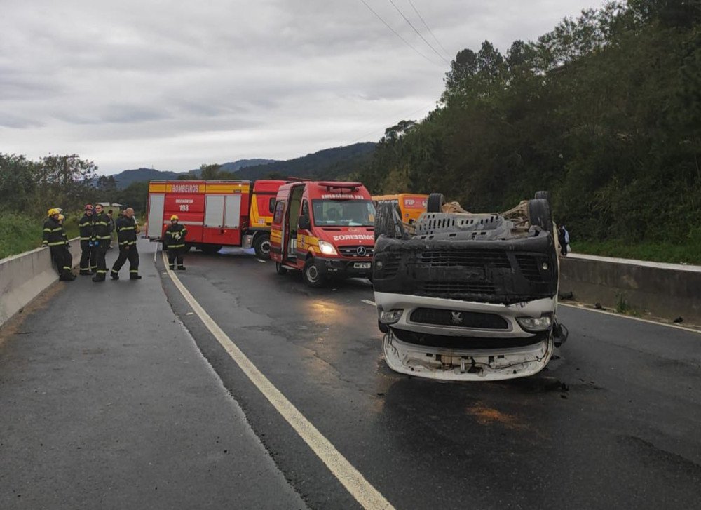 Três carros se envolvem em acidente na manhã deste sábado na BR-470, em Gaspar
